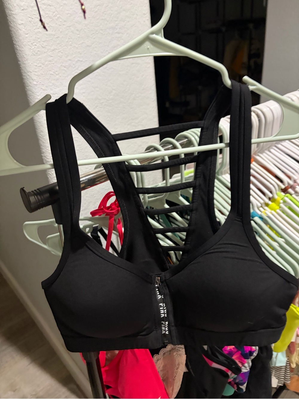Vs pink Black Front-Zip Strappy Sports Bra